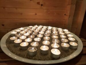 kaarsje aansteken tijdens de herdenkingsavond